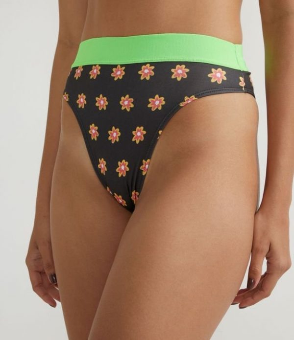 Short Hot Pants Floral Cavado com Cós Contrastante